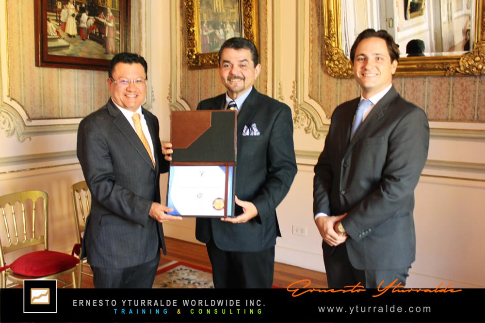 Ernesto Yturralde distinguido como EMAR Emérito por su contribución al desarrollo del alto rendimiento