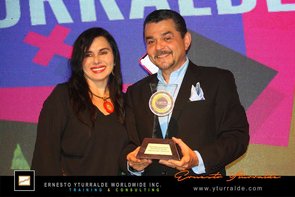 Ernesto Yturralde recibiendo premio por su aporte al aprendizaje experiencial y la formación de formadores