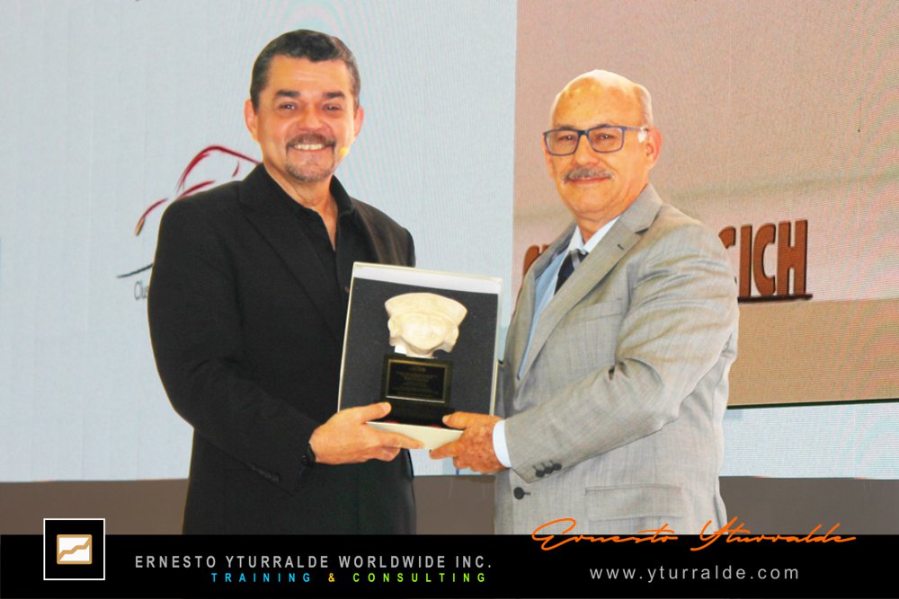 Ernesto Yturralde recibiendo reconocimiento internacional por su trayectoria en liderazgo y desarrollo organizacional